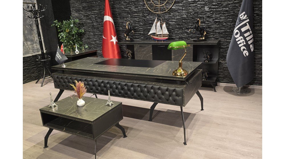  Kişiselleştirilebilir yönetici masa takımı, kapitoneli ön paneli, mermer desenli tablası ve metal ayakları ile modern ofis ortamında sergileniyor. Yeşil, bordo, gri ve kahve renk seçenekleri mevcuttur.